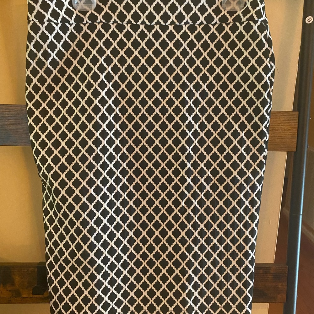 Black and white pencil skirt